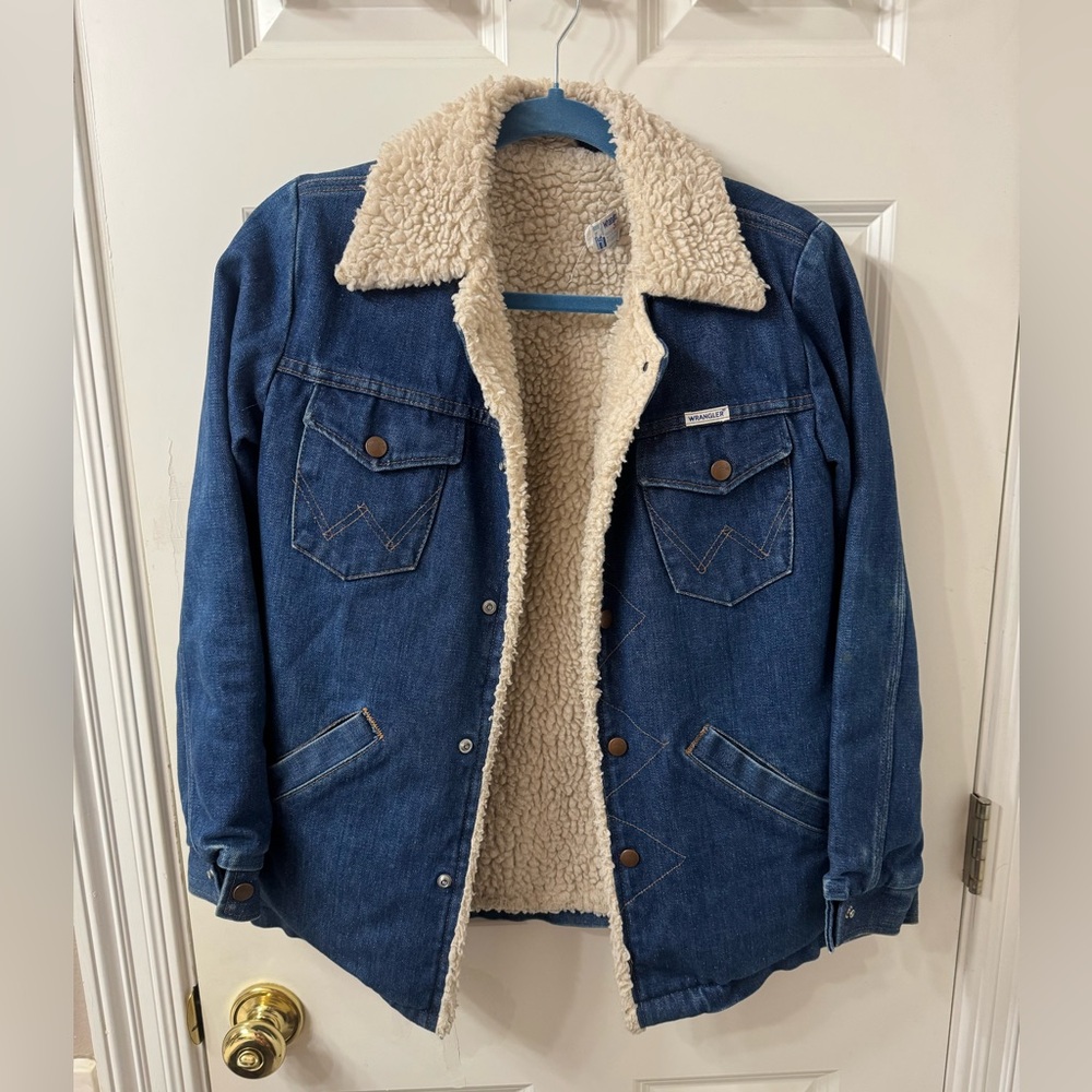 Vintage Wrangler medium women’s fleece denim jacket- excellent condition.